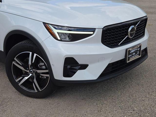 Photo of 2023 Crystal White Metallic Volvo XC40