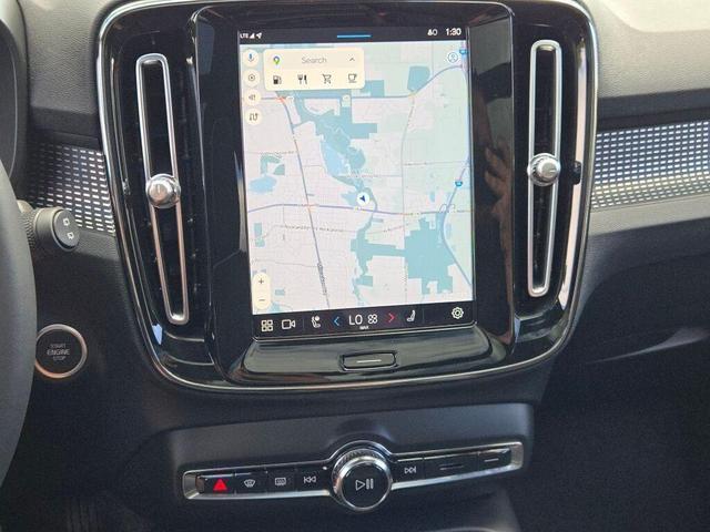 Photo of 2023 Crystal White Metallic Volvo XC40