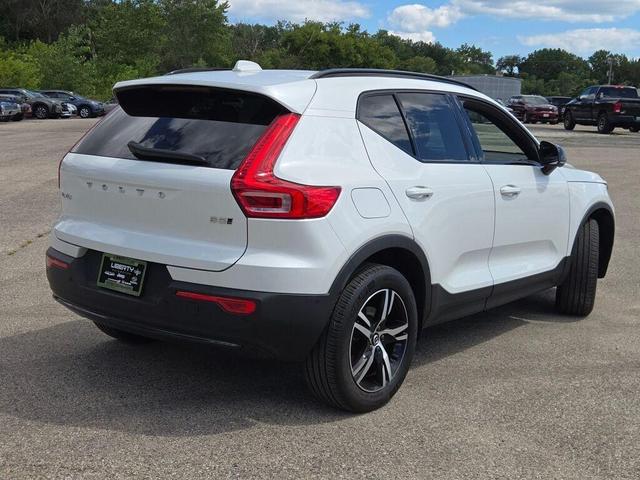 Photo of 2023 Crystal White Metallic Volvo XC40