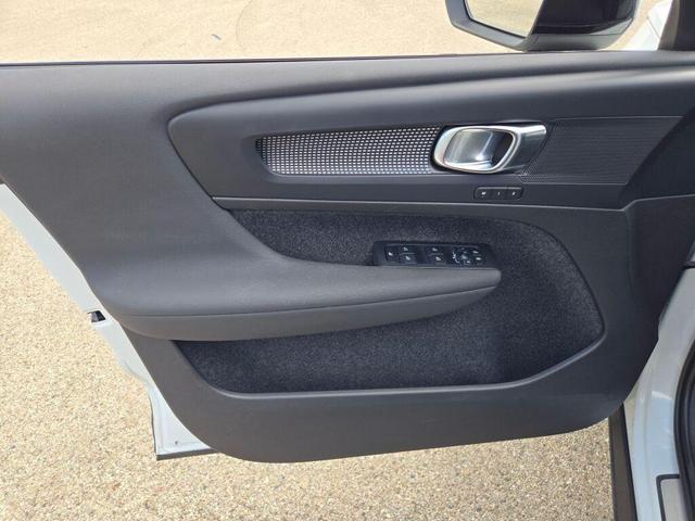 Photo of 2023 Crystal White Metallic Volvo XC40