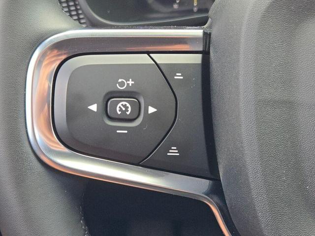 Photo of 2023 Crystal White Metallic Volvo XC40