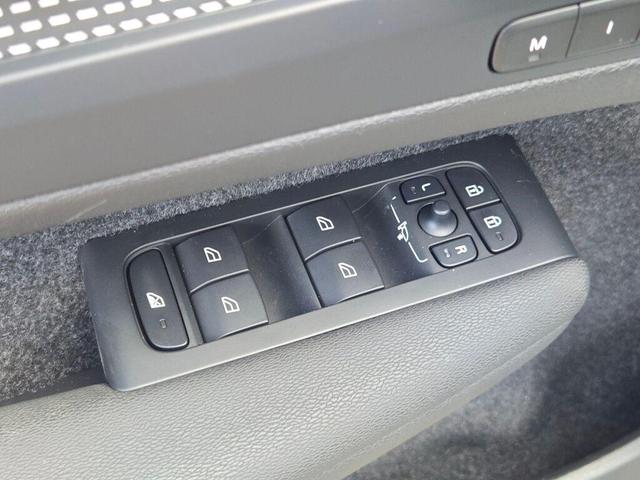 Photo of 2023 Crystal White Metallic Volvo XC40