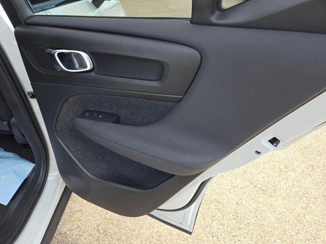 Photo of 2023 Crystal White Metallic Volvo XC40