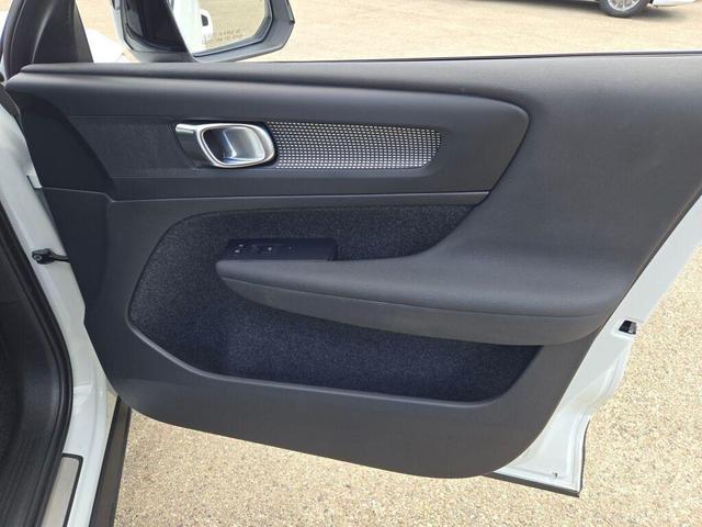Photo of 2023 Crystal White Metallic Volvo XC40