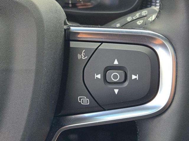 Photo of 2023 Crystal White Metallic Volvo XC40