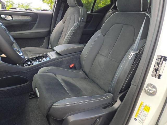 Photo of 2023 Crystal White Metallic Volvo XC40
