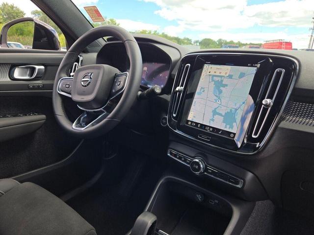 Photo of 2023 Crystal White Metallic Volvo XC40