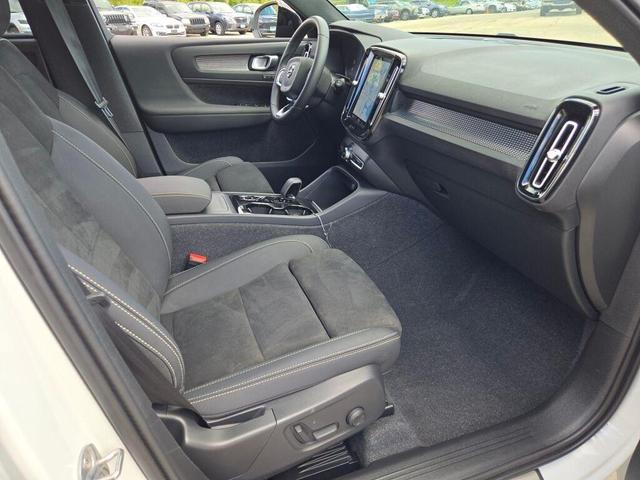 Photo of 2023 Crystal White Metallic Volvo XC40