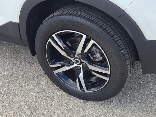 Photo of 2023 Crystal White Metallic Volvo XC40