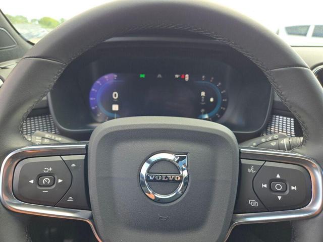 Photo of 2023 Crystal White Metallic Volvo XC40