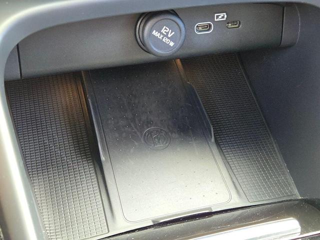 Photo of 2023 Crystal White Metallic Volvo XC40