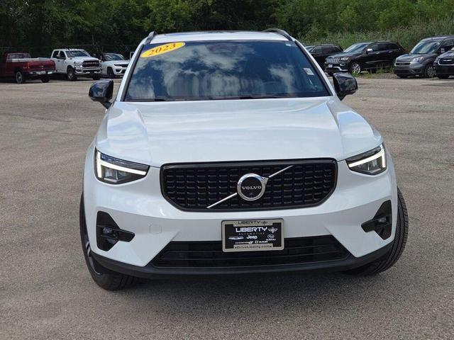Photo of 2023 Crystal White Metallic Volvo XC40