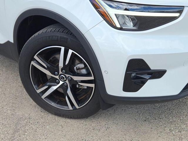 Photo of 2023 Crystal White Metallic Volvo XC40