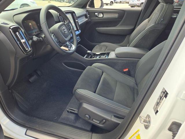 Photo of 2023 Crystal White Metallic Volvo XC40