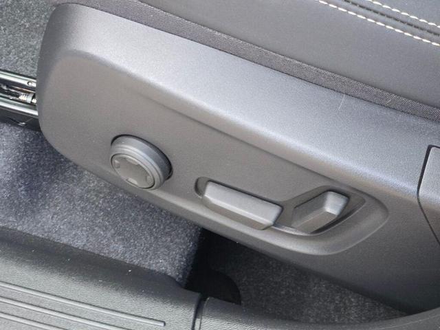 Photo of 2023 Crystal White Metallic Volvo XC40