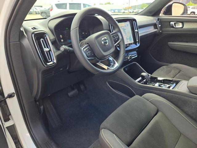 Photo of 2023 Crystal White Metallic Volvo XC40