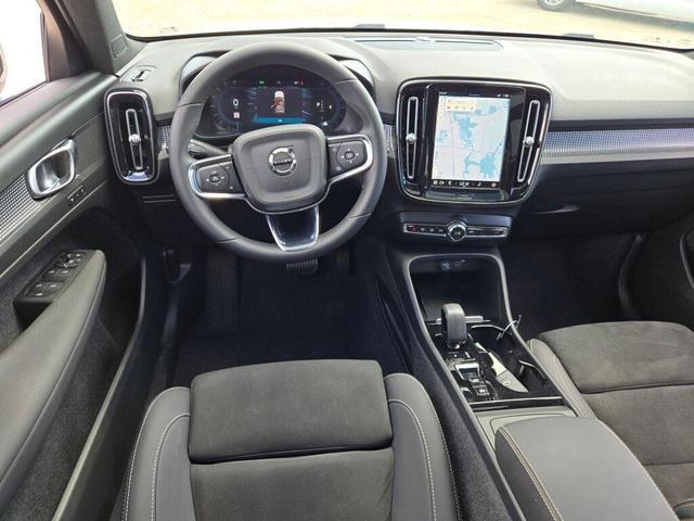 Photo of 2023 Crystal White Metallic Volvo XC40