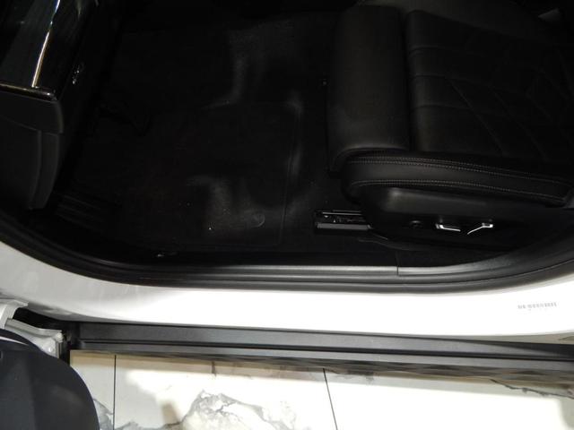 Photo of 2025 Alpine White BMW 530
