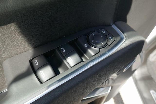 Photo of 2025 Summit White GMC Sierra 1500