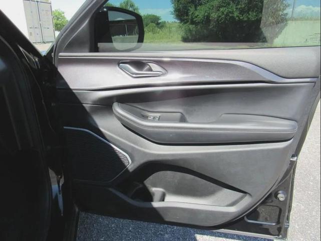 Photo of 2021 Diamond Black Crystal Pearlcoat Jeep Grand Cherokee L