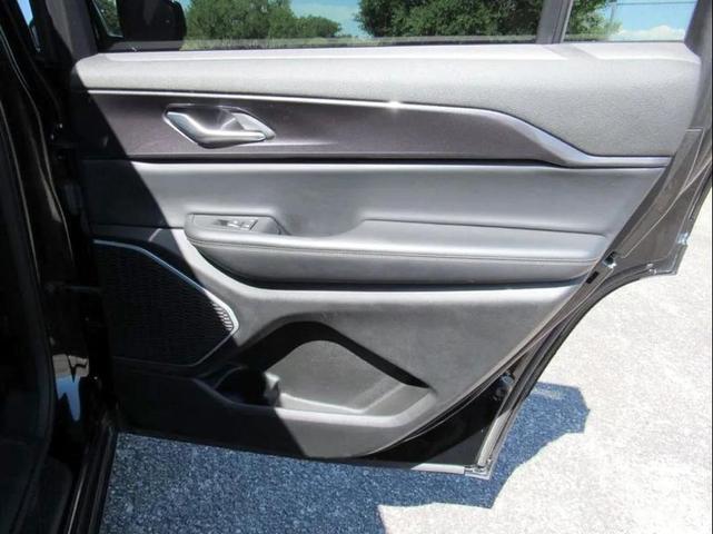 Photo of 2021 Diamond Black Crystal Pearlcoat Jeep Grand Cherokee L