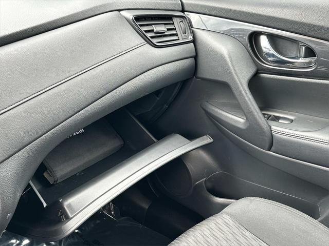 Photo of 2018 Brilliant Silver Nissan Rogue