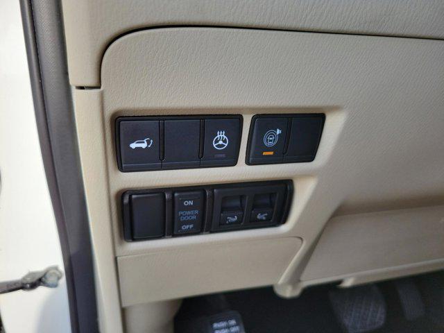 Photo of 2023 Moonstone White INFINITI QX80