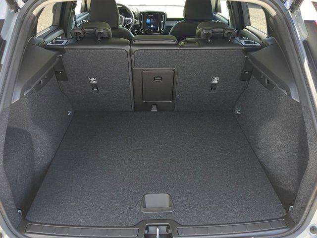 Photo of 2025 Metallic Volvo XC40