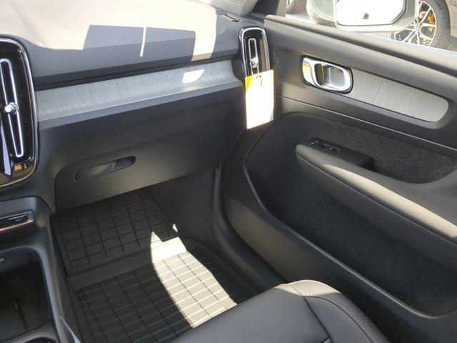 Photo of 2025 Metallic Volvo XC40