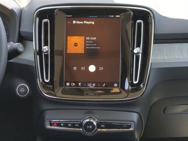 Photo of 2025 Metallic Volvo XC40
