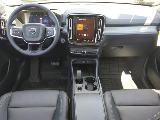 Photo of 2025 Metallic Volvo XC40