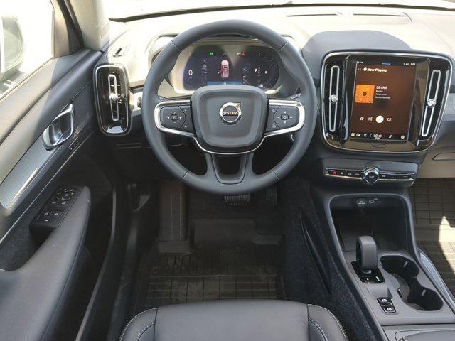 Photo of 2025 Metallic Volvo XC40