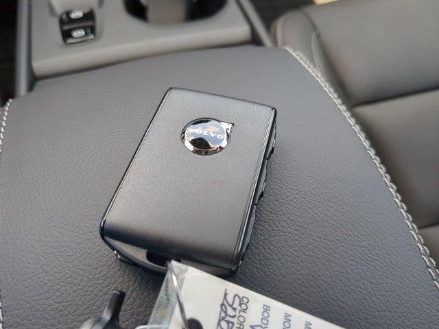 Photo of 2025 Metallic Volvo XC40