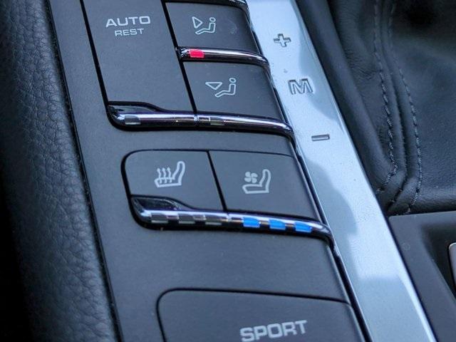 Photo of 2020 Sapphire Blue Metallic Porsche Macan