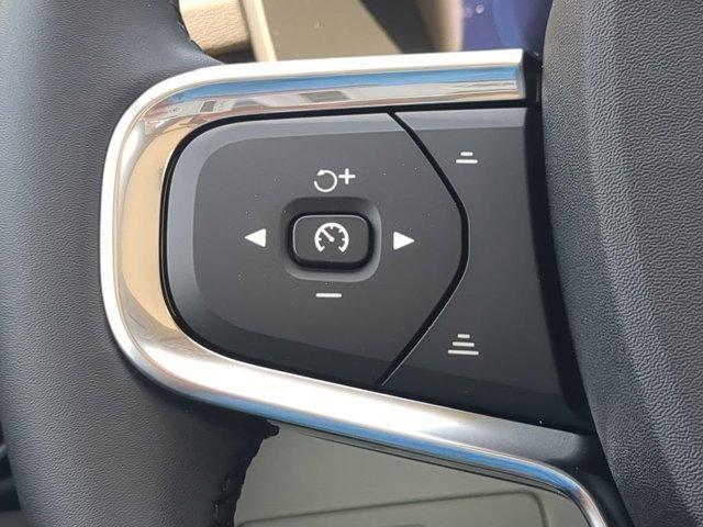 Photo of 2025 Metallic Volvo XC40