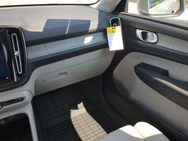 Photo of 2025 Metallic Volvo XC40