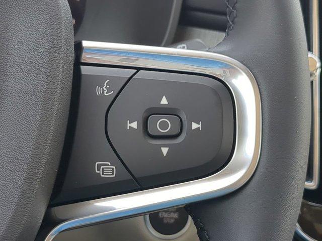 Photo of 2025 Metallic Volvo XC40
