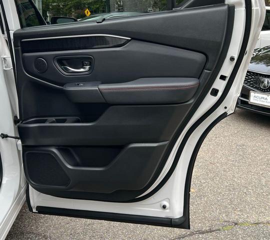 Photo of 2025 Platinum White Pearl Honda Pilot