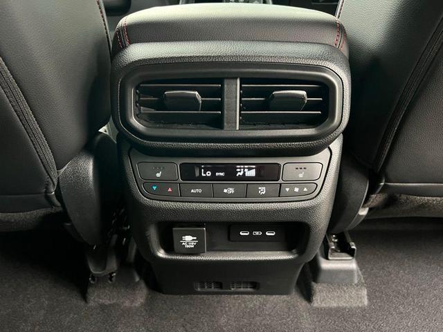 Photo of 2025 Platinum White Pearl Honda Pilot