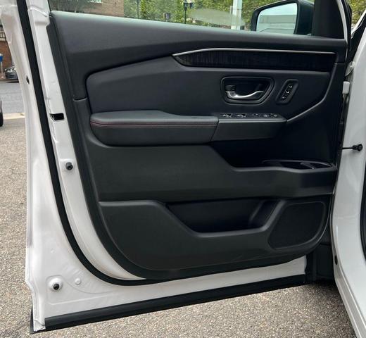 Photo of 2025 Platinum White Pearl Honda Pilot