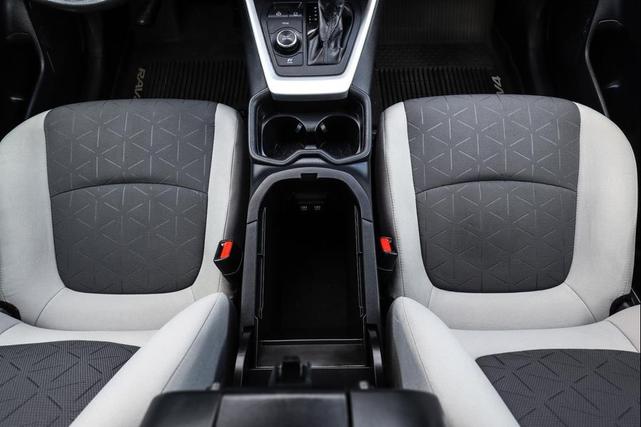 Photo of 2020 Super White Toyota RAV4 Hybrid