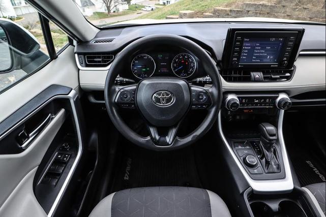 Photo of 2020 Super White Toyota RAV4 Hybrid