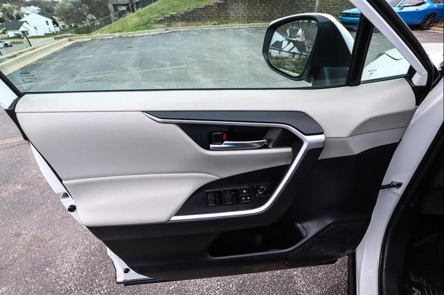 Photo of 2020 Super White Toyota RAV4 Hybrid
