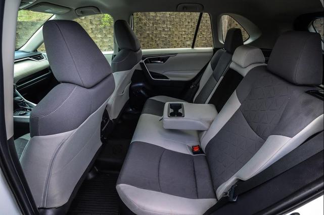 Photo of 2020 Super White Toyota RAV4 Hybrid
