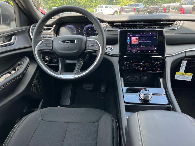 Photo of 2025 Bright White Clearcoat Jeep Grand Cherokee