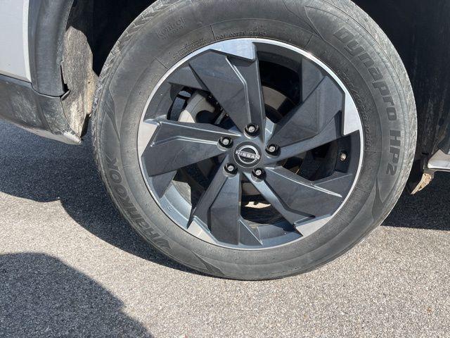 Photo of 2024 Brilliant Silver Metallic Nissan Rogue