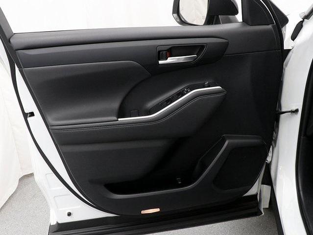 Photo of 2023 Wind Chill Pearl Toyota Highlander