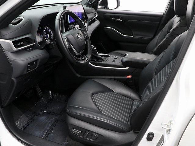 Photo of 2023 Wind Chill Pearl Toyota Highlander