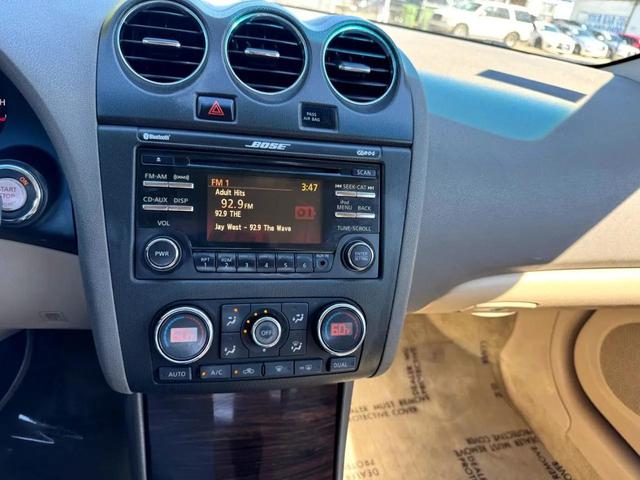 Photo of 2013 White Nissan Altima
