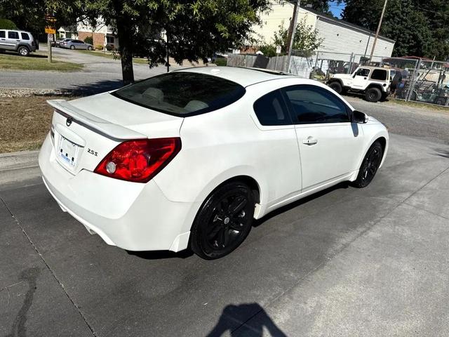 Photo of 2013 White Nissan Altima